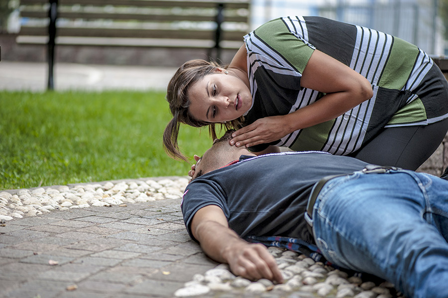Cách massage bấm huyệt sơ cứu người bị ngất